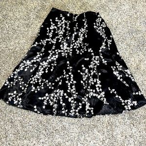 CHICOS size 0 black and white flowered skirt sequins